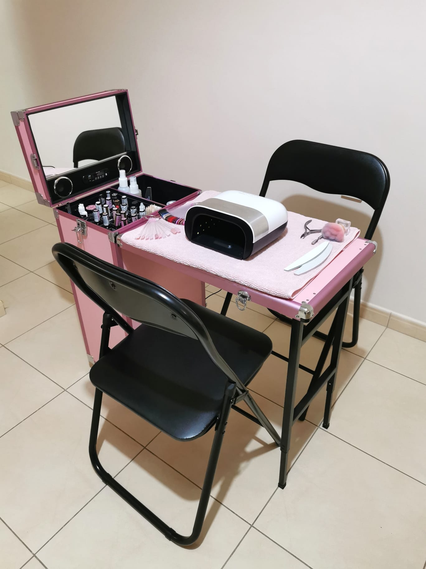 Lourelle mobile nail station